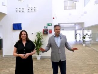 Vista del centro de usos múltiples y biblioteca Mercedes Formica en El Limonar, Málaga, mostrando los diferentes espacios interiores del equipamiento cultural