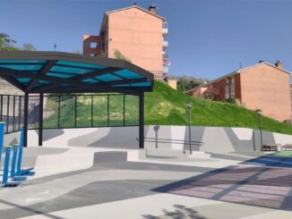 Pérgola metálica con paneles translúcidos en la plaza Betolaza de Bilbao