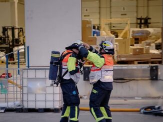 Bomberos de Madrid practicando la colocación del Equipo de Respiración Autónoma durante sesión de entrenamiento operacional