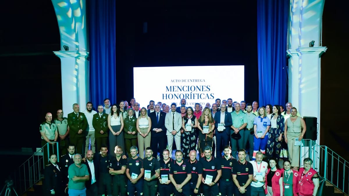 Manuel Marmolejo, presidente del Consorcio Provincial de Bomberos de Málaga, recibe la Mención Honorífica del Ayuntamiento de Casares en el Centro Cultural Blas Infante