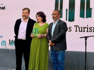 Miguel Ángel Morales, presidente de la Diputación de Cáceres, acompañado de los galardonados en la X edición de los Premios de Turismo en la Hospedería La Serrana de Piornal