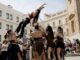 Actuación de danza contemporánea durante la inauguración de CádizEnDanza2026 en Cádiz con bailarines en movimiento