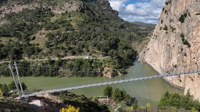 El Caminito del Rey estrena su puente colgante más largo de España Nuevo puente colgante del Caminito del Rey de 110 metros de longitud suspendido a 50 metros de altura sobre el cañón