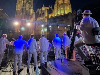 Candela y Son actuando en la Plaza del Ayuntamiento de Toledo durante el concierto de cierre de la Semana Grande del Corpus Christi, con la Catedral Primada de fondo