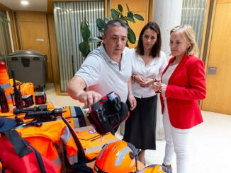 Isabel Urrutia, consejera de Presidencia del Gobierno de Cantabria, durante su visita a Bezana para verificar las inversiones en Protección Civil y Policía Local