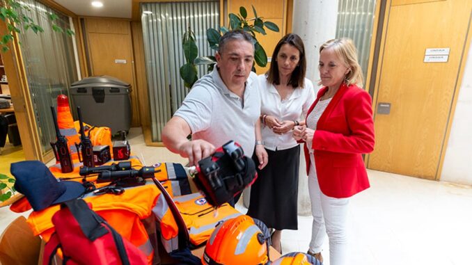 Isabel Urrutia, consejera de Presidencia del Gobierno de Cantabria, durante su visita a Bezana para verificar las inversiones en Protección Civil y Policía Local