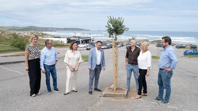 Aparcamiento junto al sistema dunar de Canallave con cierre perimetral y plantación de arbolado para protección del espacio natural