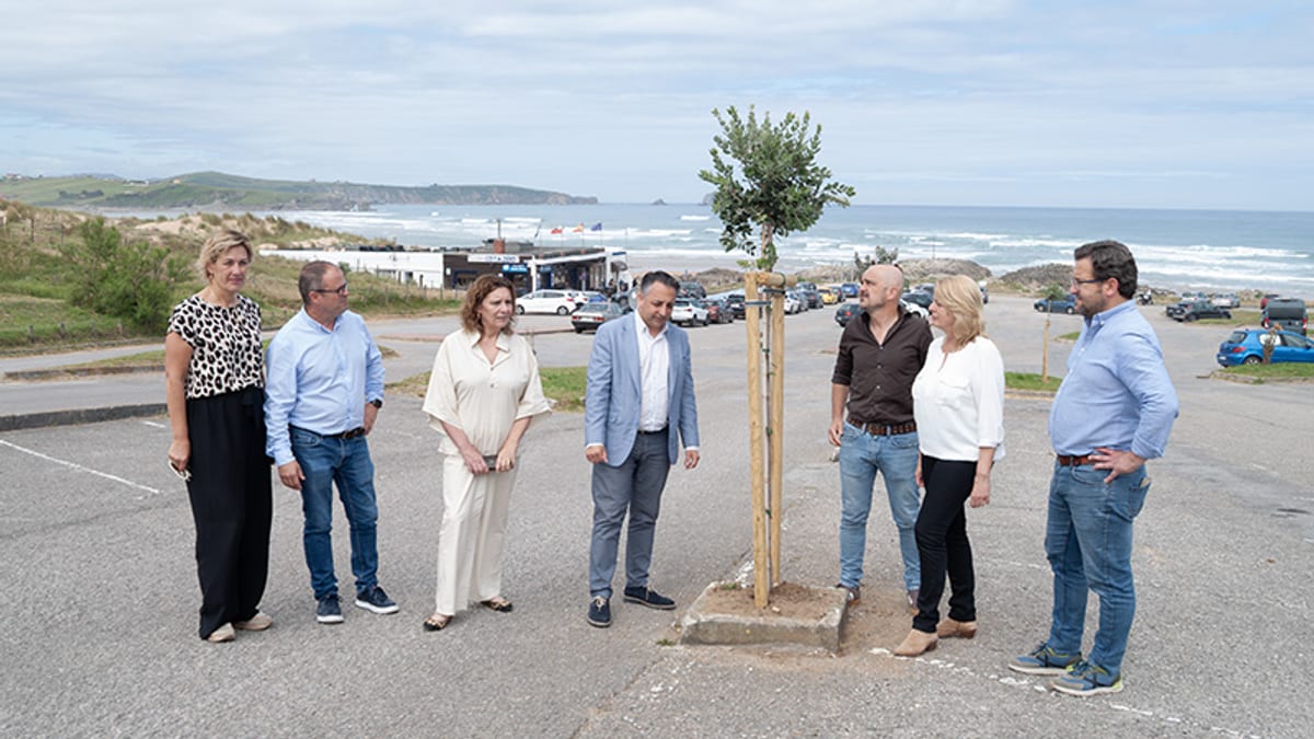 Aparcamiento junto al sistema dunar de Canallave con cierre perimetral y plantación de arbolado para protección del espacio natural