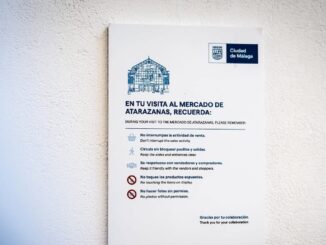 Cartelería informativa instalada en el Mercado de Atarazanas con mensajes en español e inglés
