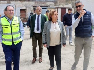 El alcalde José Julián Gregorio acompañado por la presidenta de la Diputación visitando las obras de restauración de la Casa de los Canónigos