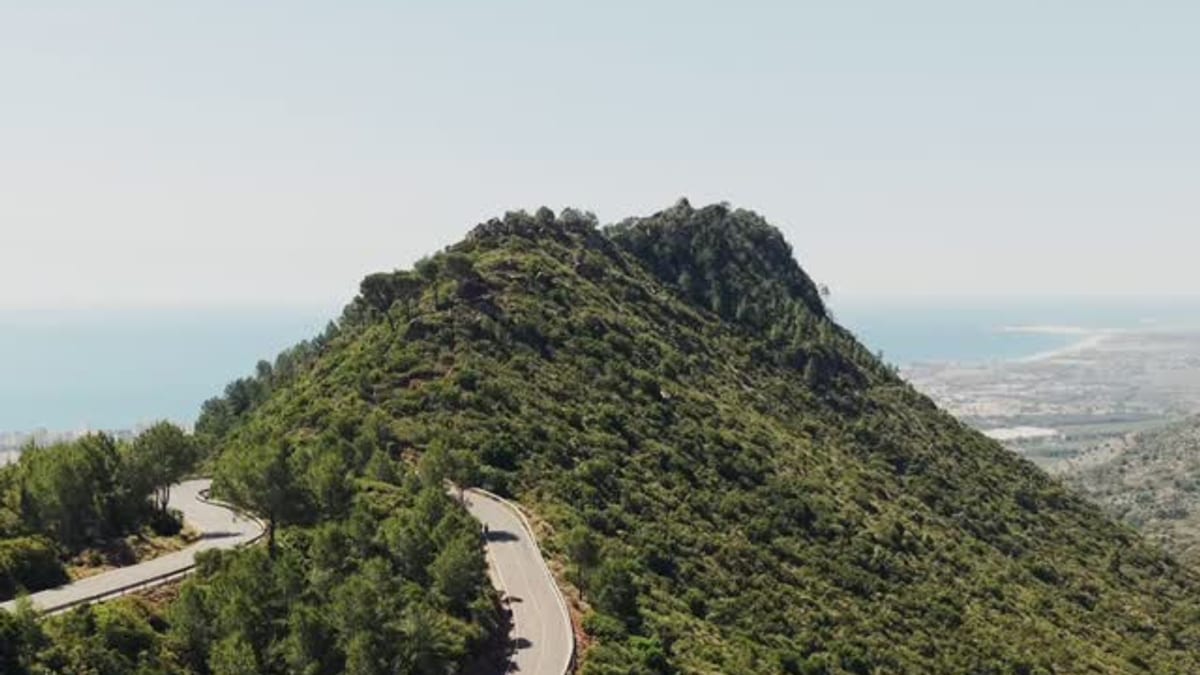 Rodada social de ciclismo en la provincia de Castelló con participantes disfrutando de la carretera bajo el sol