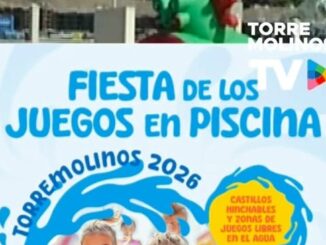 Actividad acuática con castillos hinchables en la piscina Virgen del Carmen III de Torremolinos