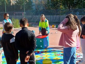 Niños y niñas del CEIP Cervantes en Cáceres participan en actividades lúdicas de reciclaje con hinchables educativos