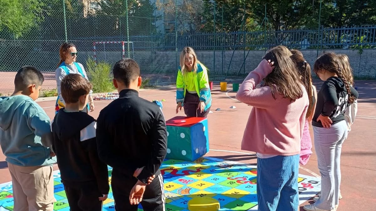 Niños y niñas del CEIP Cervantes en Cáceres participan en actividades lúdicas de reciclaje con hinchables educativos