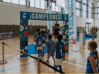 Participantes de los Juegos Municipales recibiendo medallas en la ceremonia de clausura de la 43ª edición