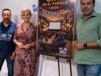 Cartel promocional de Cine en el pueblo con imagen de pantalla de cine al aire libre en municipio rural de Huelva