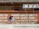Fachada de Matadero Madrid con iluminación nocturna y público disfrutando de una proyección al aire libre en CinePlaza de verano