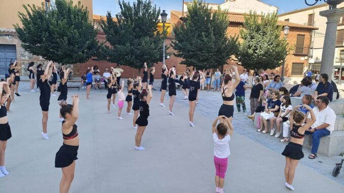 Gimnastas del club GEI realizando exhibición de gimnasia rítmica en la Plaza de los Infanzones de Illescas