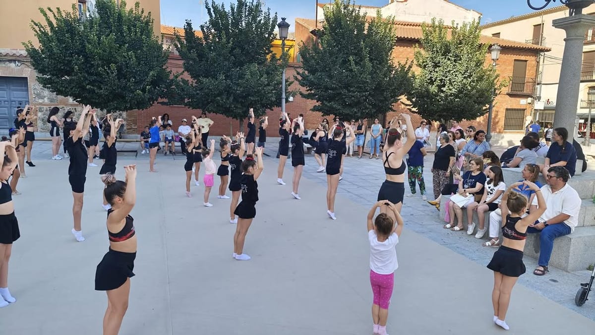 Gimnastas del club GEI realizando exhibición de gimnasia rítmica en la Plaza de los Infanzones de Illescas