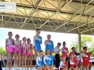 Patinadores del Club Patinaje Seseña celebrando su participación en el Trofeo de Primavera de Vallehermoso