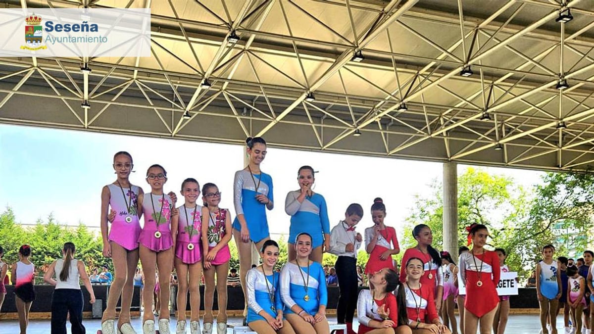 Patinadores del Club Patinaje Seseña celebrando su participación en el Trofeo de Primavera de Vallehermoso
