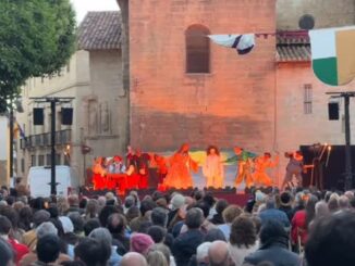 Escena de la Comedia del Sitio en la Plaza de San Bartolomé de Logroño durante las festividades de San Bernabé