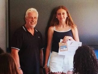 Entrega de diplomas del concurso anual de eslóganes sobre promoción de hábitos saludables, con el concejal de Sanidad y Consumo.