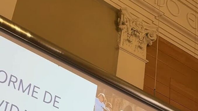 Sesión del Consejo Rector de Cáceres 2031 con participantes reunidos en torno a una mesa de trabajo