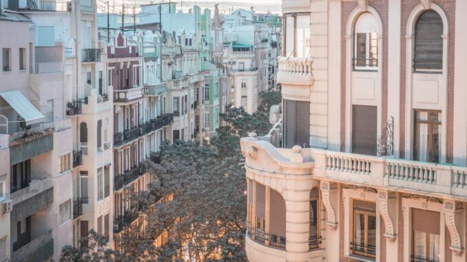 El Consell destina 30,9 millones para ayudas al alquiler de 12.731 familias Infografía con datos de ayudas al alquiler del Consell: 30,9 millones de euros para 12.731 familias en 2025