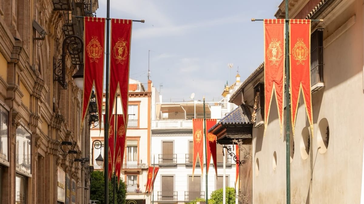 Cartel promocional del Corpus Sevilla 2026 con información sobre la renovación de gallardetes y portadas monumentales
