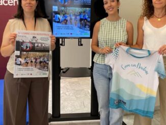 Cartel promocional de Corre Con Nosotras, evento de carrera por montaña para mujeres en Cáceres