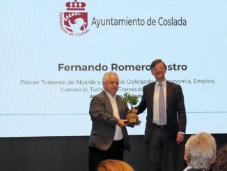 Fernando Romero, concejal de Coslada, recoge el premio del Hub Empleo Verde de Konecta Foundation en Madrid
