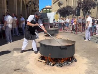 Grupo de personas disfrutando de la degustación tradicional de toro guisado durante las fiestas de San Bernabé 2026