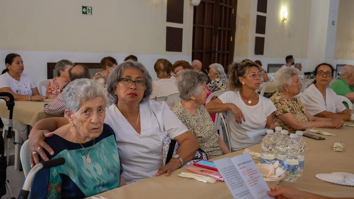 Carmen Díaz Soriano y José Carlos Roda Oliveira con usuarios del Servicio de Ayuda a Domicilio en Gibraleón