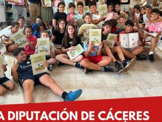 Presentación del diccionario serraillanu en el CEIP Santísimo Cristo de la Victoria de Serradilla, con participación de la diputada Elisabeth Martín Declara y el alcalde Francisco Javier Sánchez Vega