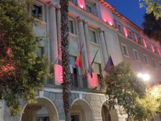 Fachada de la Diputación de Huelva iluminada en color azul en apoyo a personas con hemocromatosis