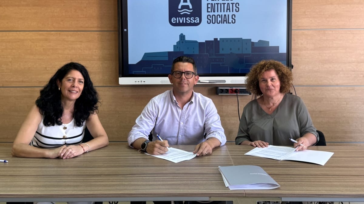 Firma de convenios entre el alcalde de Eivissa y representantes de 11 entidades sociales para el refuerzo de servicios