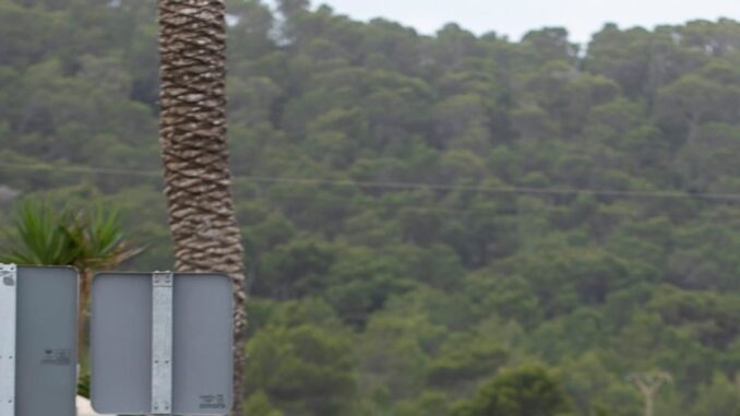Eivissa refuerza el control de vehículos con cámaras lectoras de matrículas Instalación de cámaras lectoras de matrículas en el puerto de Eivissa para control de vehículos autorizados