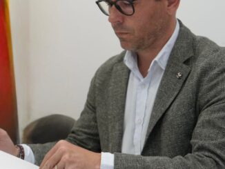 Alcalde de Eivissa firmando documento de autorización de remanentes para políticas de habitaje