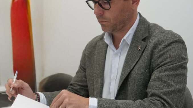 Eivissa podrá usar sus remanentes para habitaje tras solicitud al Gobierno Alcalde de Eivissa firmando documento de autorización de remanentes para políticas de habitaje