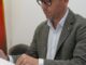 Alcalde de Eivissa firmando documento de autorización de remanentes para políticas de habitaje