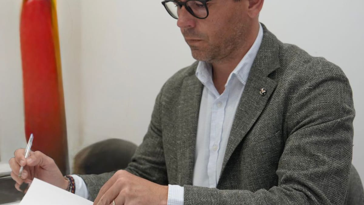 Alcalde de Eivissa firmando documento de autorización de remanentes para políticas de habitaje
