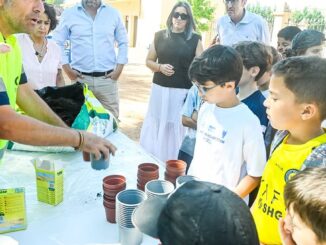 Escolares participando en la gincana ambiental Cuídalo en el Parque de la Constitución de Tomelloso durante la celebración del Día del Medio Ambiente