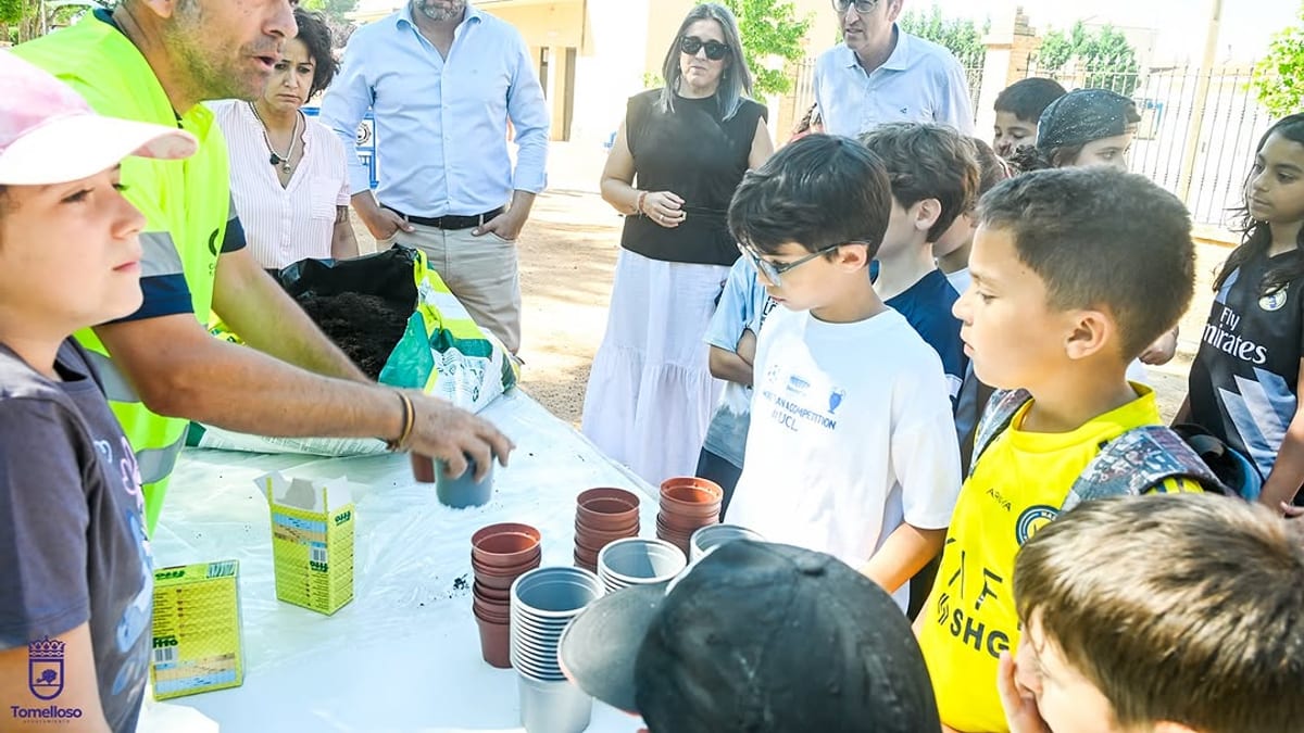 Escolares participando en la gincana ambiental Cuídalo en el Parque de la Constitución de Tomelloso durante la celebración del Día del Medio Ambiente