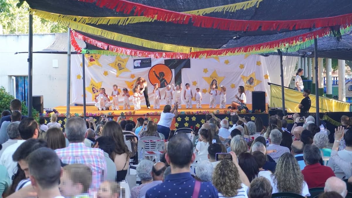 Niños de la Escuela Infantil Pequeñines de Torrijos participan en espectáculo temático de Operación Triunfo durante celebración de fin de curso
