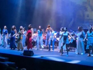 Alumnado de la Escuela Municipal de Música y Danza durante el espectáculo final con números de Broadway en escena