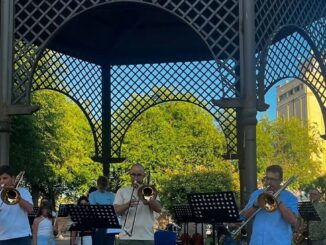 Momento del segundo encuentro socio-cultural Música al fresco de la Escuela Municipal de Música y Danza Maestro Gómez de Agüero con participantes y presentaciones musicales