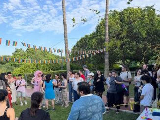 Participantes en la II Convivencia LGTBIQ+ celebrada en el Parque Moret, mostrando banderas y símbolos de diversidad