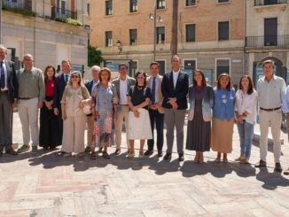 Cartel de la exposición urbana ARCHIVOS HUELVA.doc en la Plaza de la Constitución con documentos históricos