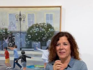 Obra de @enmalapiz que captura a una persona persiguiendo pompas de jabón, representando un momento de alegría e inocencia en la exposición La luz del amor